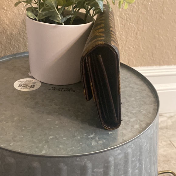 Michael Kors Fold Over Snap Closure Wallet. MK Logo on outside. Great Condition - Picture 2 of 16